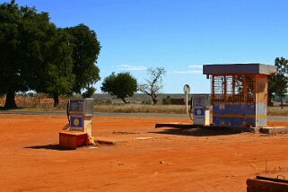 Station service sur la Route 7 Madagascar 2008