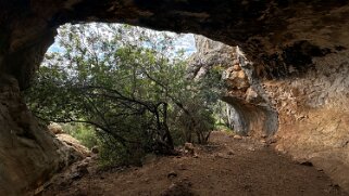 Grotta su Sentiero Cala Fuili - Cala Luna null